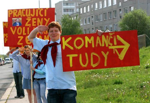 Delegáty sjezdu ČSSD ráno zaskočili demonstranti-pionýři, kteří jim přišli připomenout, že jakékoli sbližování s KSČM vnímají velmi nelibě. | Foto: Ondřej Besperát