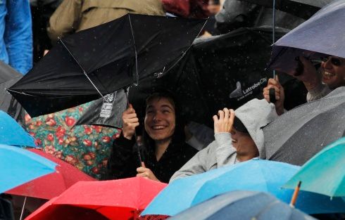 Úvodní den turnaj sužovaly časté přeháňky... | Foto: Reuters