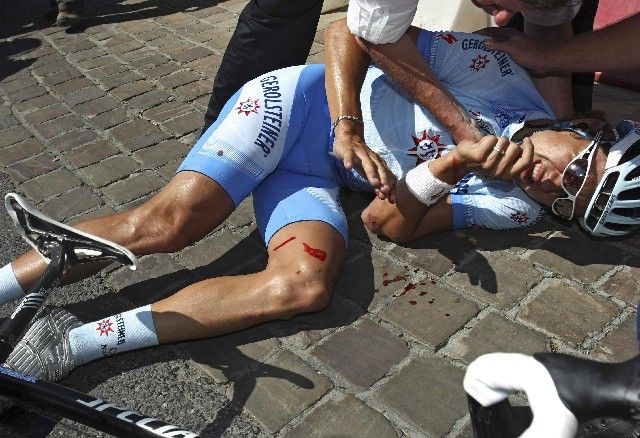 Německý cyklista Heinrich Haussler po nepříjemném pádu v páté etapě Tour de France. | Foto: Reuters