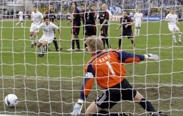 Brankář Bayernu Mnichov Oliver Kahn inkasuje první gól v odvetě semifinále Poháru UEFA od petrohradského Pavla Pogrebňaka. | Foto: Reuters