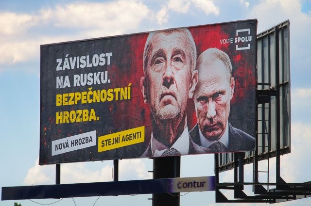 A teď se budeme všichni krásně bát. Volební billboard koalice Spolu v Praze. | Foto: ČTK/Petr Malina