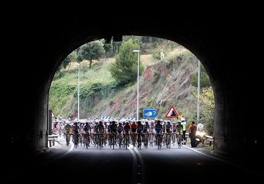 Peloton před tunelem | Foto: Reuters