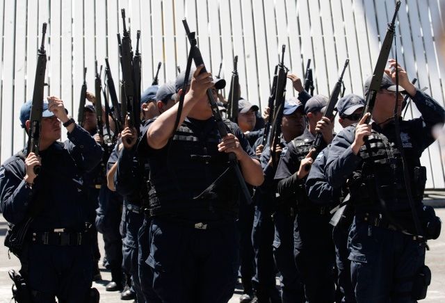 Mexické federální jednotky vyrážejí do Ciudad Juárez | Foto: Reuters