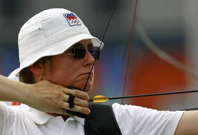 Česká lukostřelkyně Barbora Horáčková v kvalifikačních bojích na olympiádě v Pekingu. | Foto: Reuters