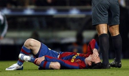 Záložník Barcelony Lionel Messi se v průběhu utkání se Celtikem Glasgow zranil | Foto: Reuters