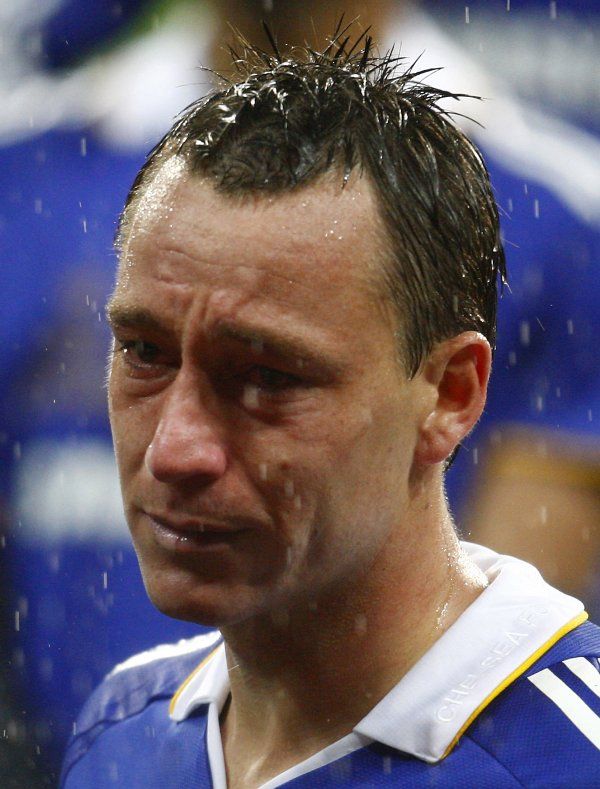 Plačící John Terry: fotka, která obletěla svět. | Foto: Reuters