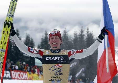 Lukáš Bauer se raduje ve Val di Fiemme z vítězství v Tour de Ski. | Foto: Reuters