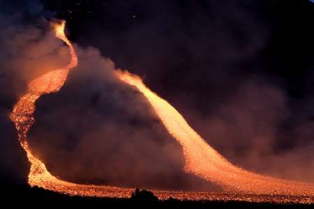 Za posledních 400 let bylo zaznamenáno přes 50 erupcí, naposledy v letech 2000 a 2001. | Foto: Reuters