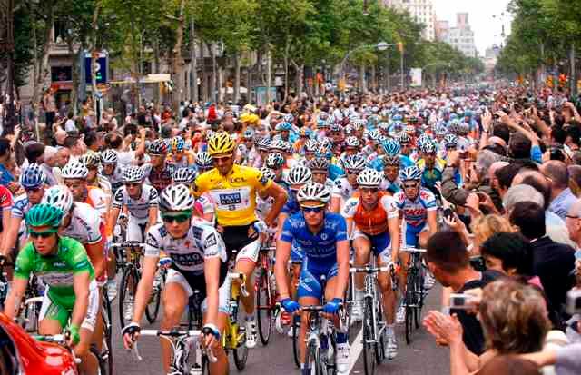 Peloton při sedmé, nejdelší etapě letošní Tour de France. | Foto: Reuters