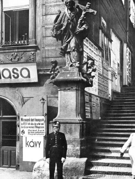 Zrovna tato propagandistická akce ale skončila fiaskem, takže pojízdné kuchyně byly brzy staženy zpět do Německa a výdejny jídla zrušeny. Na fotografii stojí český policista před podobnou výdejnou jídla v Praze na konci Nerudovy ulice v Praze. | Foto: Autor neznámý / Wikipedia / Public domain