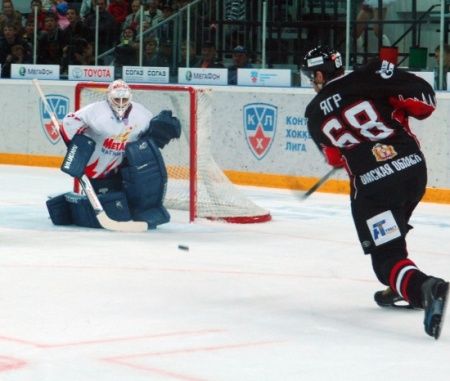 Jaromír Jágr střílí další gól v dresu Omsku. | Foto: Jiří Šidliák, Avangard Omsk