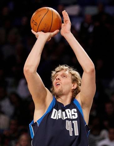 Dirk Nowitzki z Dallasu Mavericks při soutěži v přesnosti střelby za tři body | Foto: Reuters