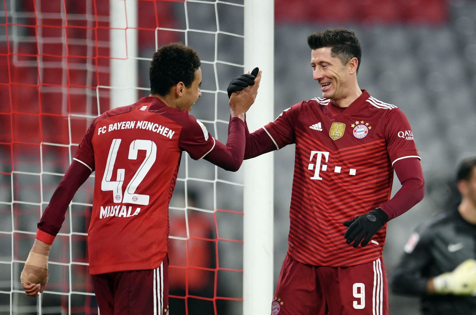 Lewandowski schießt sein 43. Bundesliga-Tor in diesem Jahr und bricht Müllers Rekord