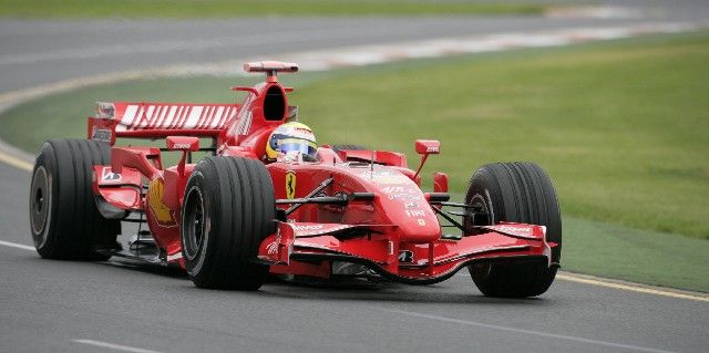 Pilot formule jedna stáje Ferrari Felipe Massa při prvním oficiálním tréninku na Velkou cenu Austrálie. | Foto: Reuters