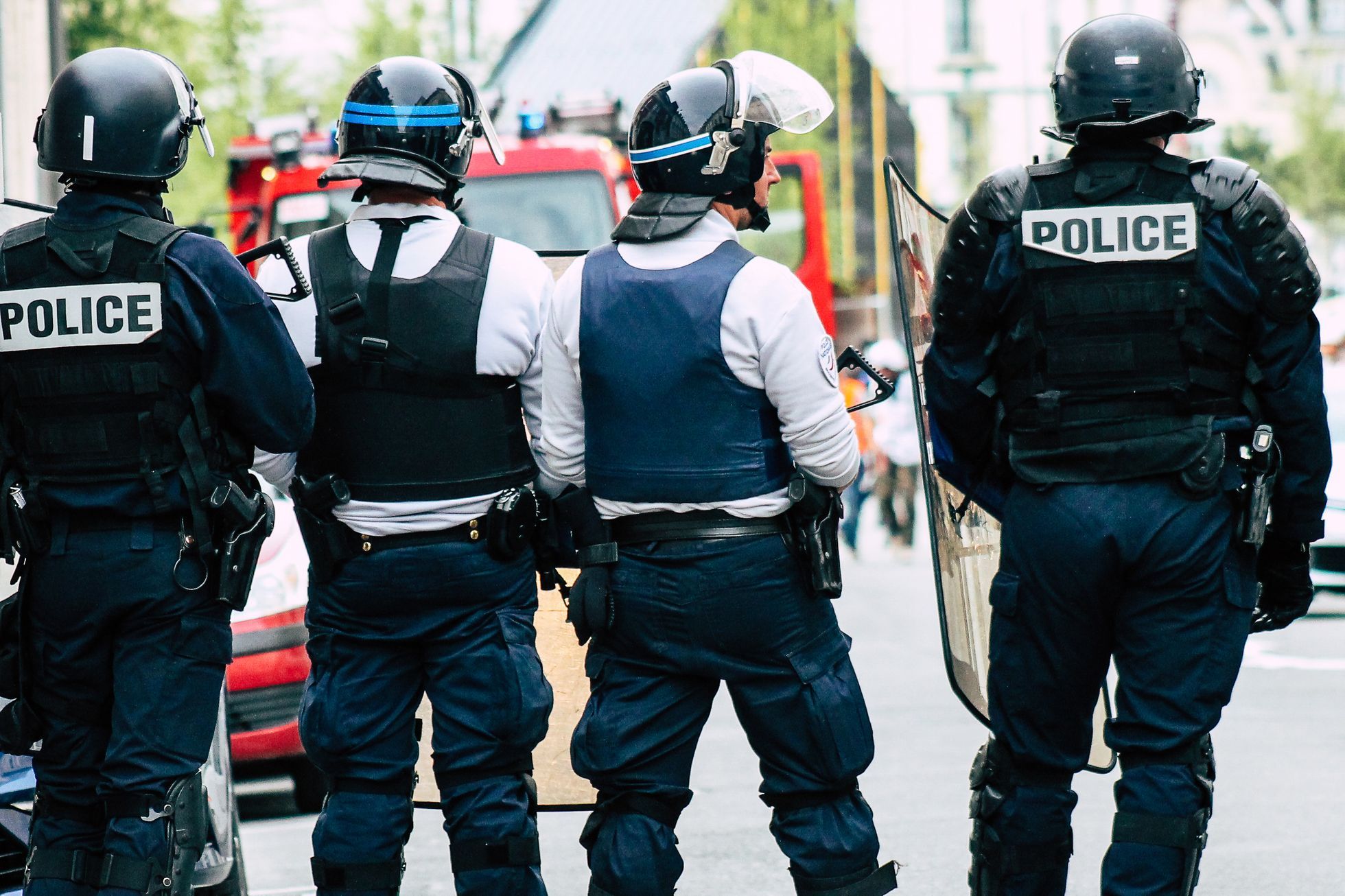 Un agresseur en France est entré dans un poste de police et a poignardé une policière, après quoi elle a été abattue