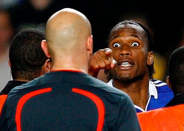 Drogba spílá rozhodčímu Ovrebovi. | Foto: Reuters