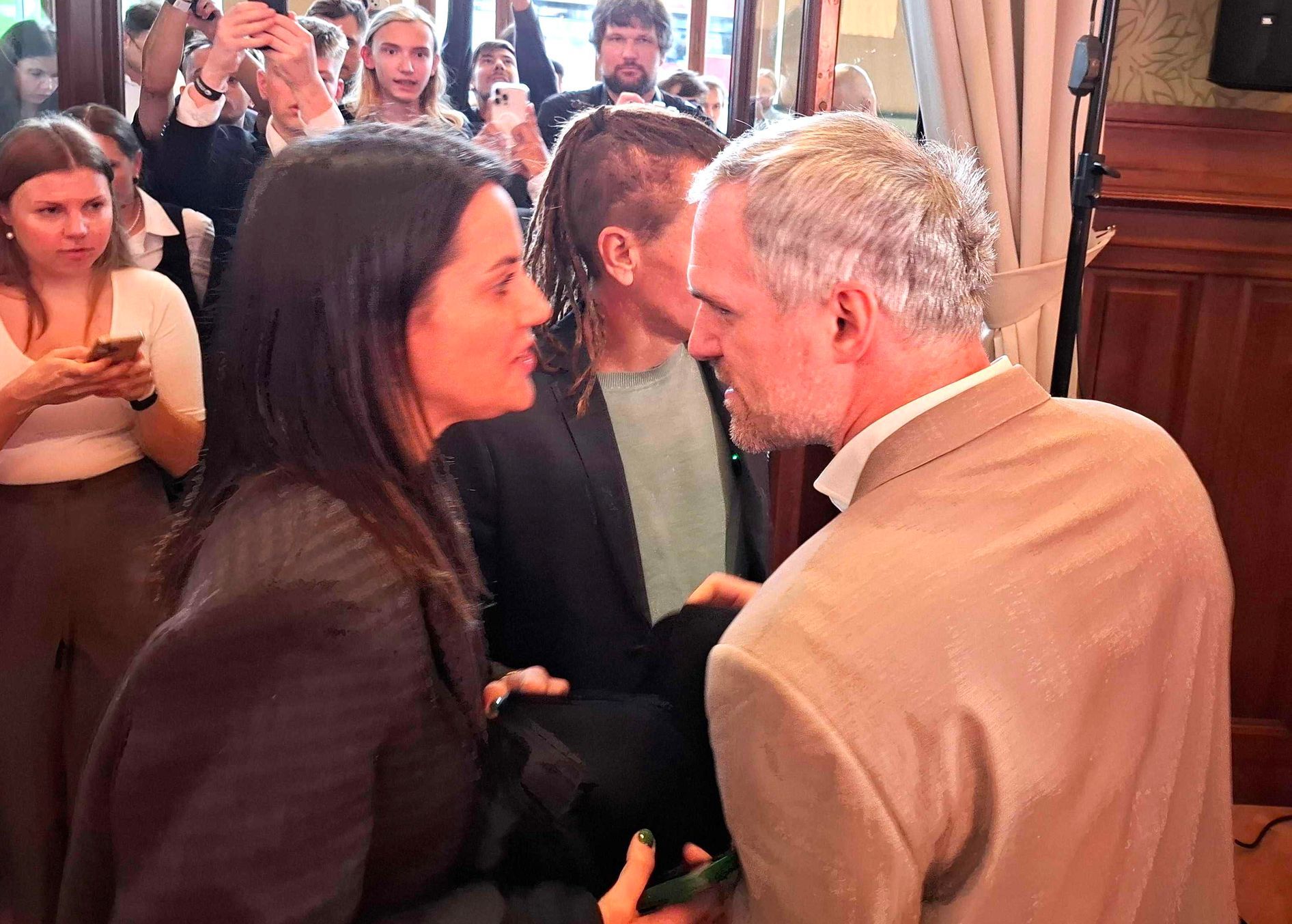 První velká bitva po volbách. Piráti proti všem a konzervativci na jedné lodi