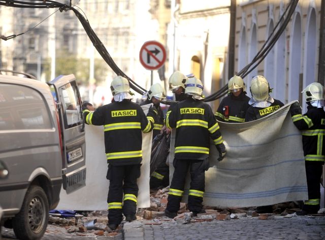 Trosky zavalily kolemjdoucí důchodkyni, na místě byla mrtvá. | Foto: ČTK