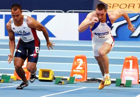 Start sprintu při sedmiboji - zatím vedoucí Clay (vlevo) a čtvrtý Šebrle | Foto: Reuters