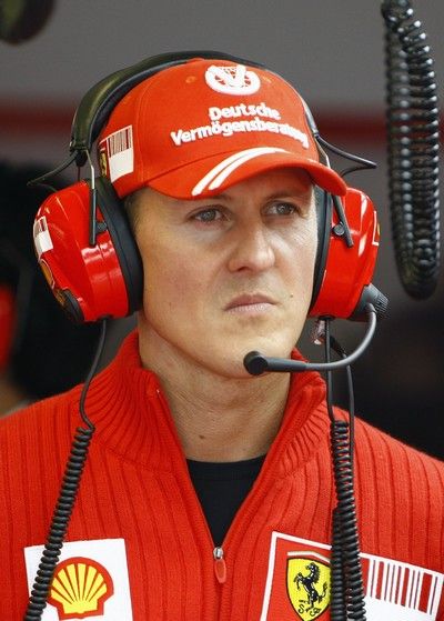 Bývalý šampion Michael Schumacher sleduje sobotní trénink formule 1. | Foto: Reuters