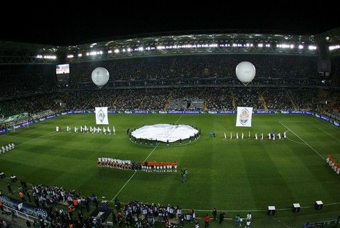 Organizační výbor - Má sto členů, což není jednoduché uřídit. "Úzce spolupracujeme s UEFA, která tu již byla na několika inspekcích. Co je potřeba, konzultujeme pomocí videokonferencí na dálku," přiznal šéf organizačního výboru Petr Fousek. | Foto: Sport