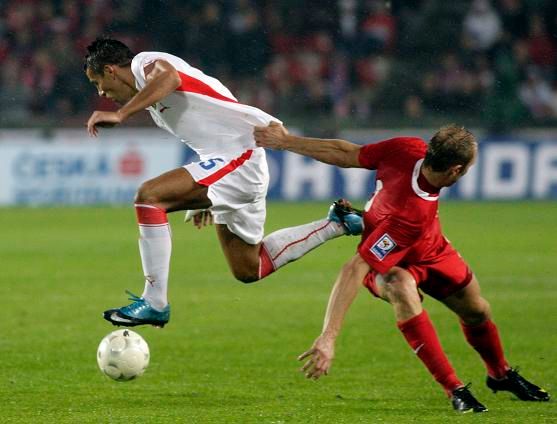 Milan Baroš uniká | Foto: Reuters