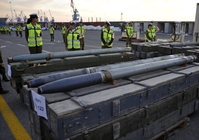 Izraelští vojáci stoji u beden, vyskladněných ze zadržené lodi. | Foto: Reuters