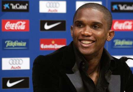 Barcelonský Samuel Eto se usmívá během tiskové konference. | Foto: Reuters