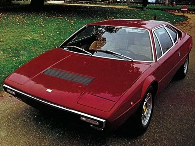 Dino 308 GT4 z roku 1973 je dalším Gandiniho dílem. Pověst říká, že Giugiaro, v té době dvorní návrhář Ferrari, se těžce urazil, když zakázku získal jeho konkurent. | Foto: Ferrari