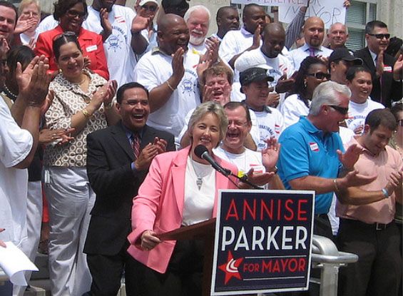 Annise Parkerová (v růžovém) během předvolební kampaně. | Foto: Repro: Osobní stránky starostky