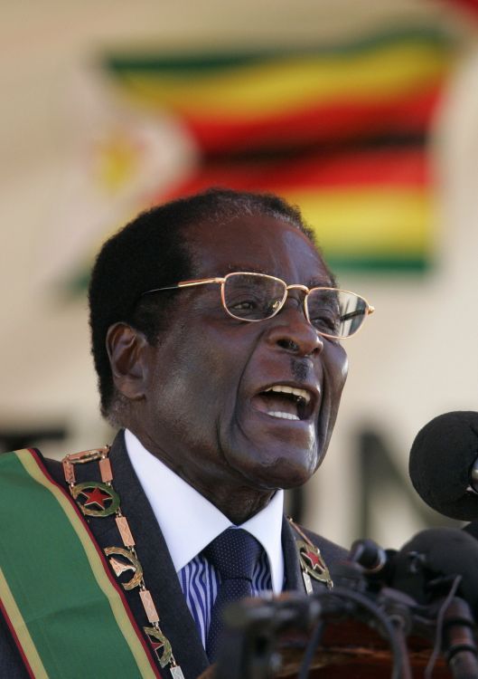 Zimbabwský prezident Robert Mugabe má projev na oslavách nezávislosti. | Foto: Reuters