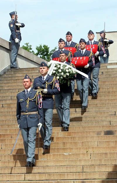 Vojáci vynášejí generálova vyznamenání ze smuteční síně po schodech Národního památníku na Vítkově. | Foto: Ondřej Besperát, Aktuálně.cz