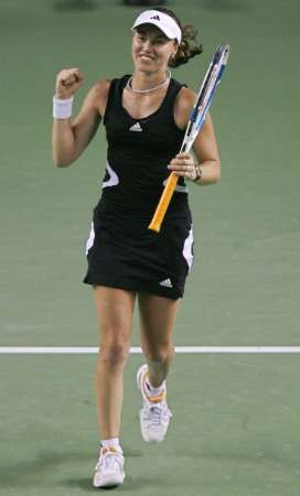 Tenistka Martina Hingisová se raduje z vítězství nad Francouzkou Nathalií Dechyovou v prvním kole Australian Open. | Foto: Reuters