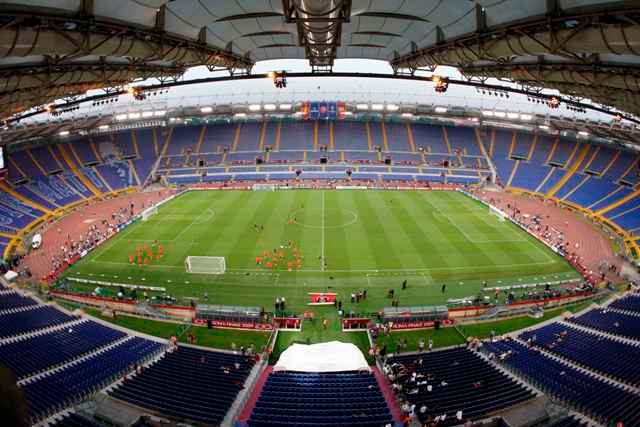 Římský stadion už se pomalu připravuje na večerní finále. | Foto: Reuters