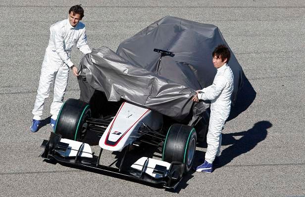 Pedro Martinez de la Rosa a Kamui Kobajaši ukazují nový monopost Sauberu | Foto: Reuters