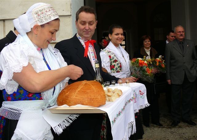 Při vítání Václava a Livie Klausových na zámku v Topolčiankach nemohl chybět tradiční chléb se solí | Foto: Pavol Urbi, Aktualne.sk