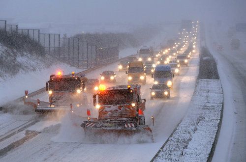 Podobná situace byla dnes i v sousedním Německu sněhové pluhy odklízejí sníh na dálnici A9 před sjezdem na Pegnitz. | Foto: ČTK