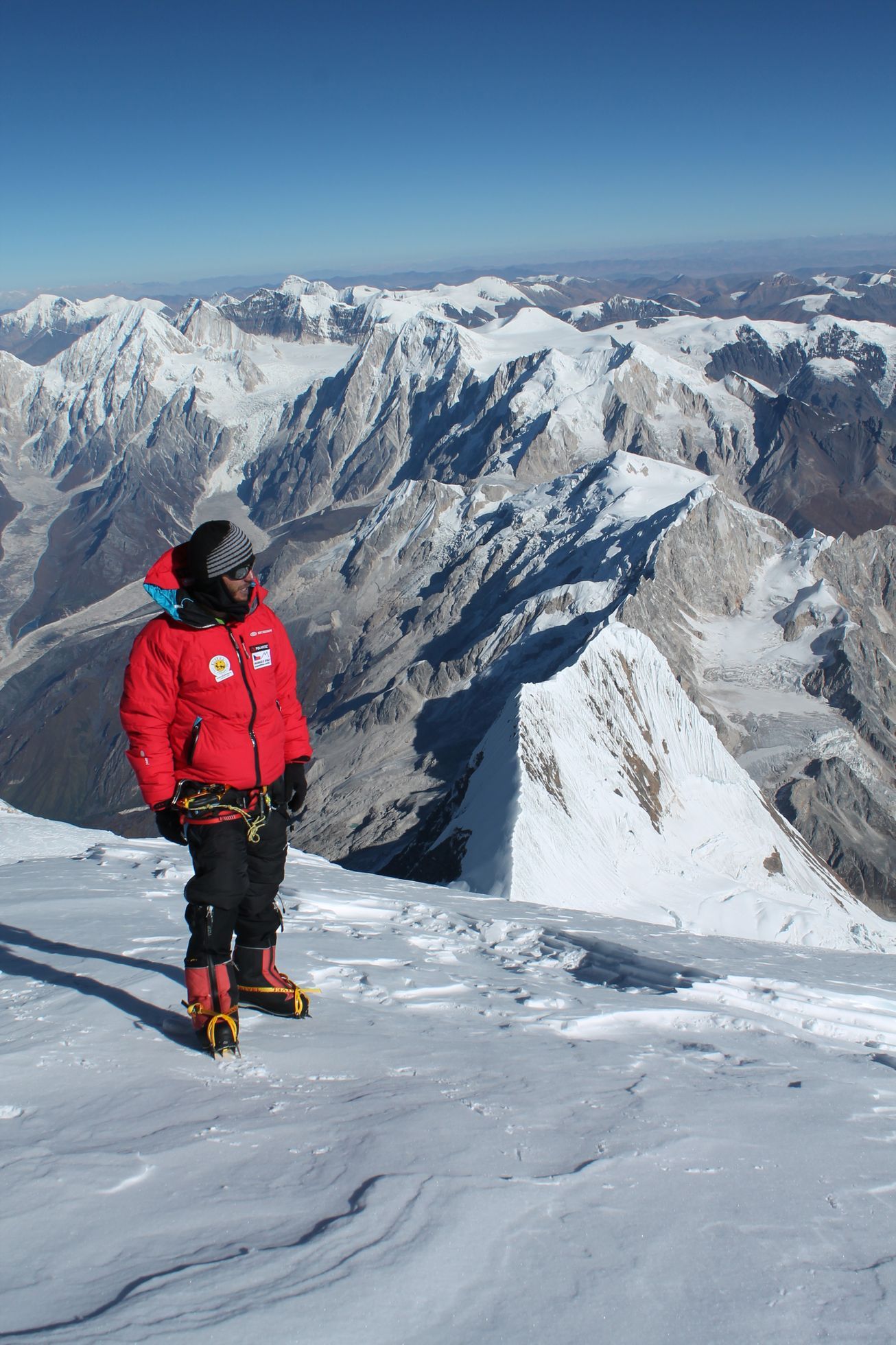 Deux alpinistes tchèques se tenaient au sommet d’une magnifique montagne.  L’Everest n’a pas permis aujourd’hui la première ascension