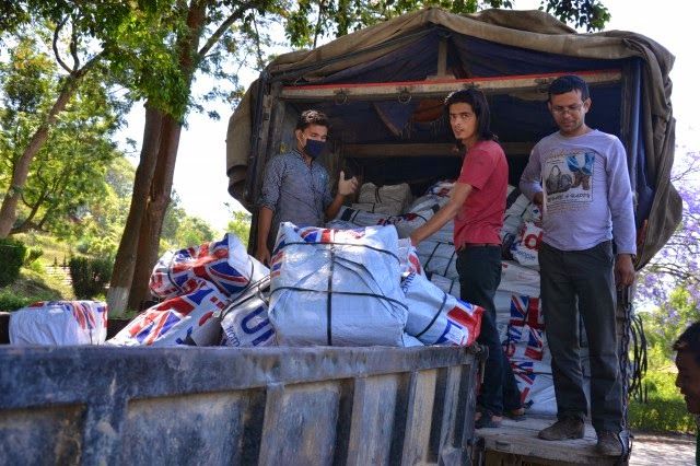 Konečně dorazila nákladní auta s plachtami a další humanitární pomocí. | Foto: Tereza Hronová, Člověk v tísni