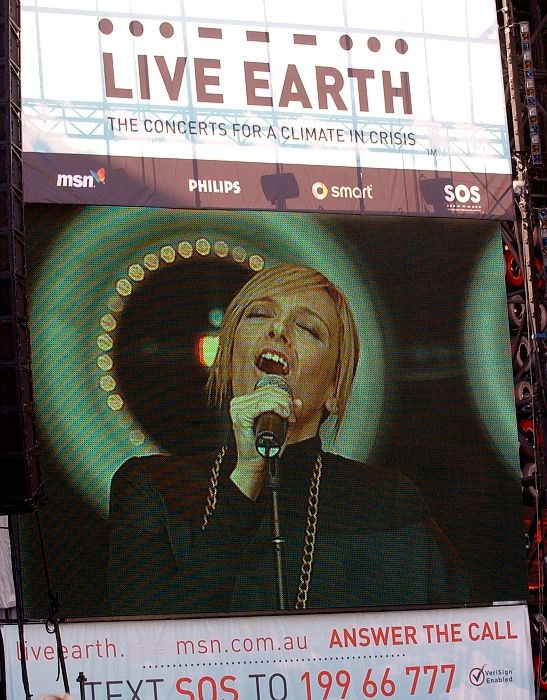 Toni Collette v nadživotní velikosti na australském Live Earth 2007. | Foto: Reuters