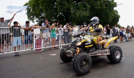 Josef Macháček se zdraví s fanoušky v Buenos Aires poté co vyhrál na čtyřkolce Rallye Dakar. | Foto: Václav Rojík