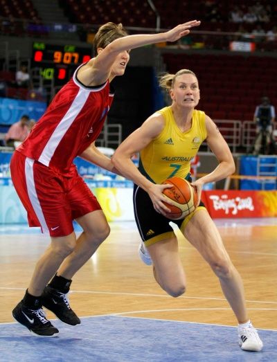 Do české obrany proniká Penny Taylorová. | Foto: Reuters