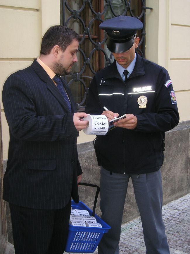 Všechny papíry máte v pořádku | Foto: Michal Pavec