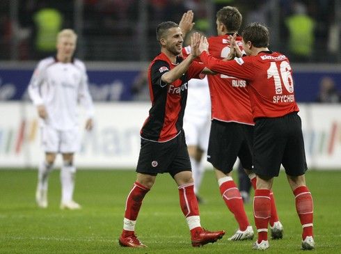 Benjamin Koehler z Frankfurtu oslavuje branku do sítě Bayernu Mnichov | Foto: Reuters