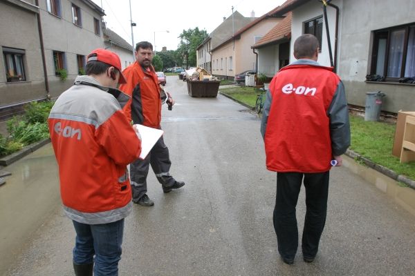 Rozsah škod přijel zhodnotit i E.on. | Foto: Karel Toman