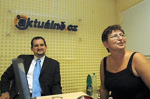 Marie Čaušević přišla na on-line rozhovor se svým právním zástupcem Markem Odrobinou. | Foto: Jiří Kropáček