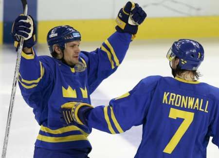 Nicklas Lidström se spoluhráčem Kronwallem se raduje z gólu do finské sítě. | Foto: Reuters