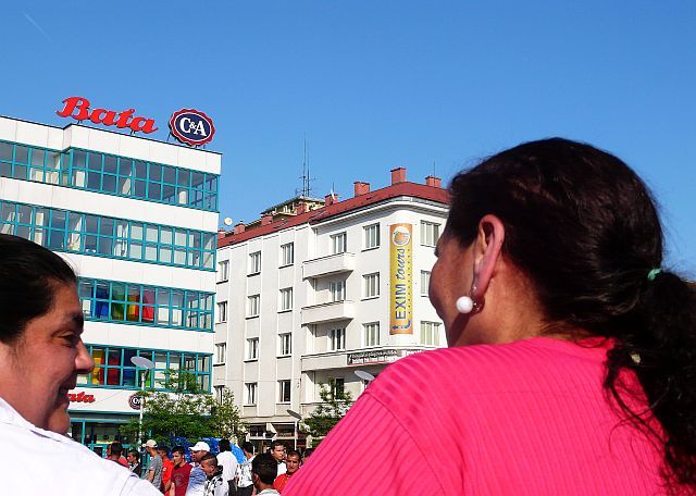 ...a lidé shromáždění pod slavnou značkou mu naslouchali... | Foto: Tomáš Netočný