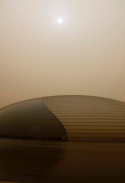 Podle čínských médií dorazila bouře do metropole v pondělí ráno a očekává se, že zeslábne v pondělí večer. | Foto: Reuters