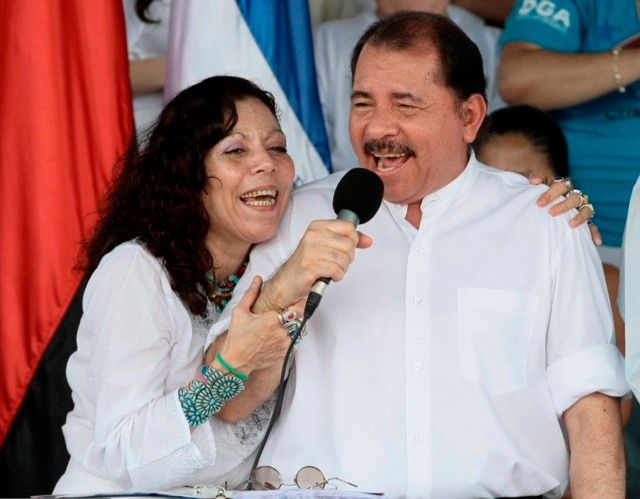 Prezident Daniel Ortega po boku své manželky zpívá během nedělních oslav. | Foto: Reuters